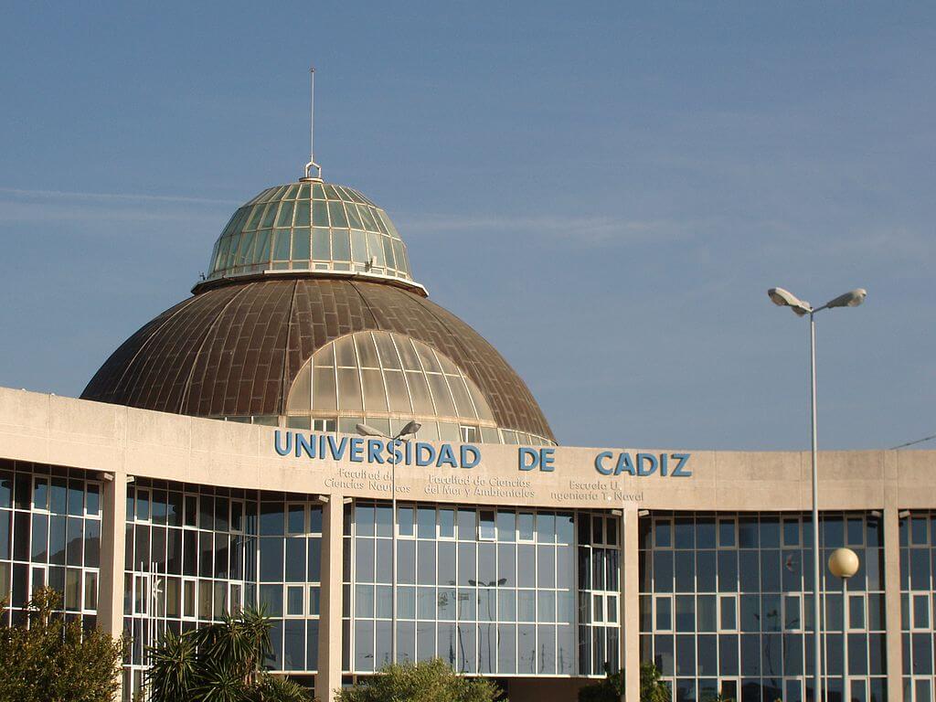 Cádiz ofrece diversas opciones para estudiar ingeniería naval, destacando la Universidad de Cádiz (UCA) con programas de grado y posgrado. También existen otros centros que ofrecen cursos y certificaciones en áreas específicas de la ingeniería naval.