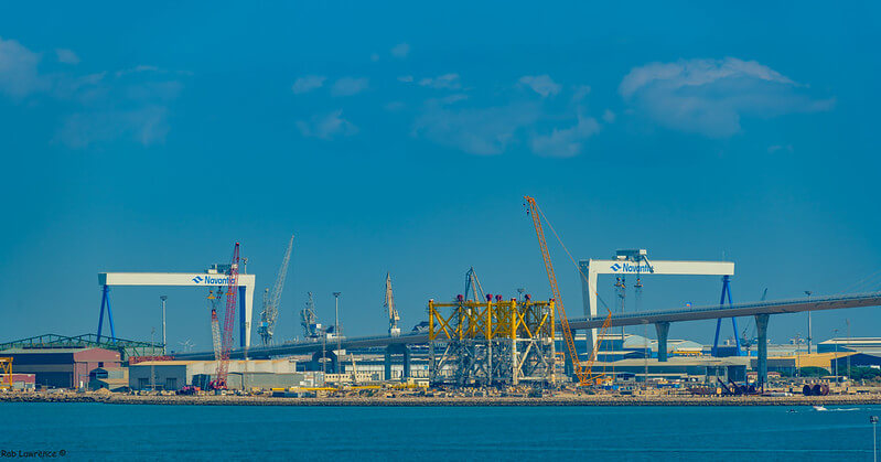 Cádiz alberga empresas clave como Elecnor, Kaefer y Navantia, que forman parte del clúster marítimo-naval y generan miles de empleos, como los 11.611 de Navantia en 2021.